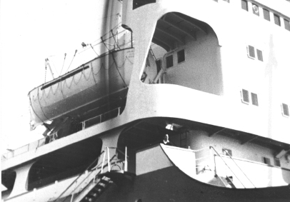 Photo von der mit Autos belandenen MS JOHANN SCHULTE im Emder Hafen. Kurz vorm Auslaufen in Richtung USA. Links ein Rettungsboot. Darunter das obere Ende der Gangway. 1967.