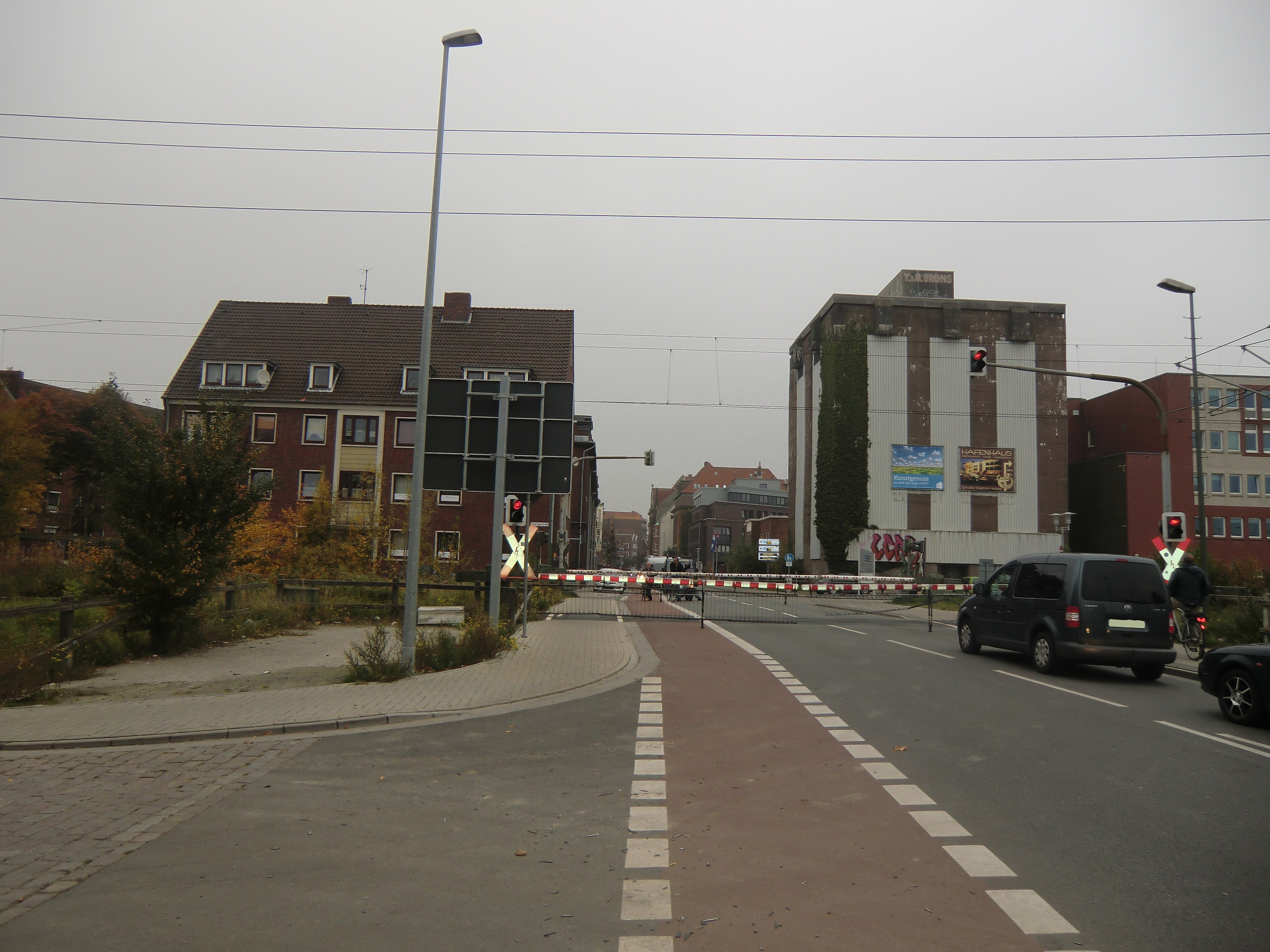 Farbfoto: Der Bunker an der Ecke Nesserlander Straße/ Maria-Wilts-Straße in Emden im Oktober 2012. Foto: Erwin Thomasius.