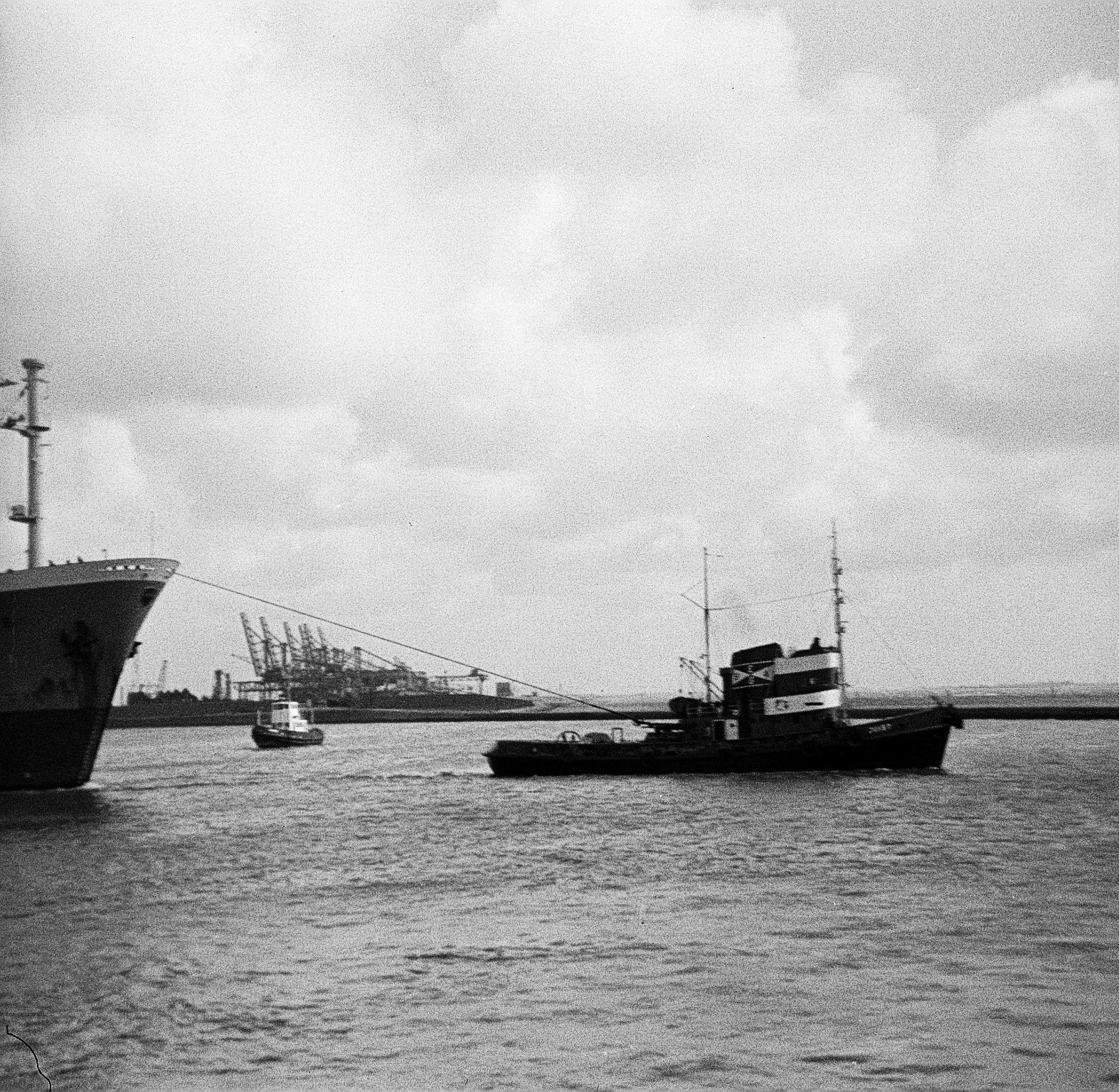 Foto von einem aus dem Außenhafen Emden auslaufenden Schiff aus dem Jahr 1967. Foto: Erwin Thomasius.