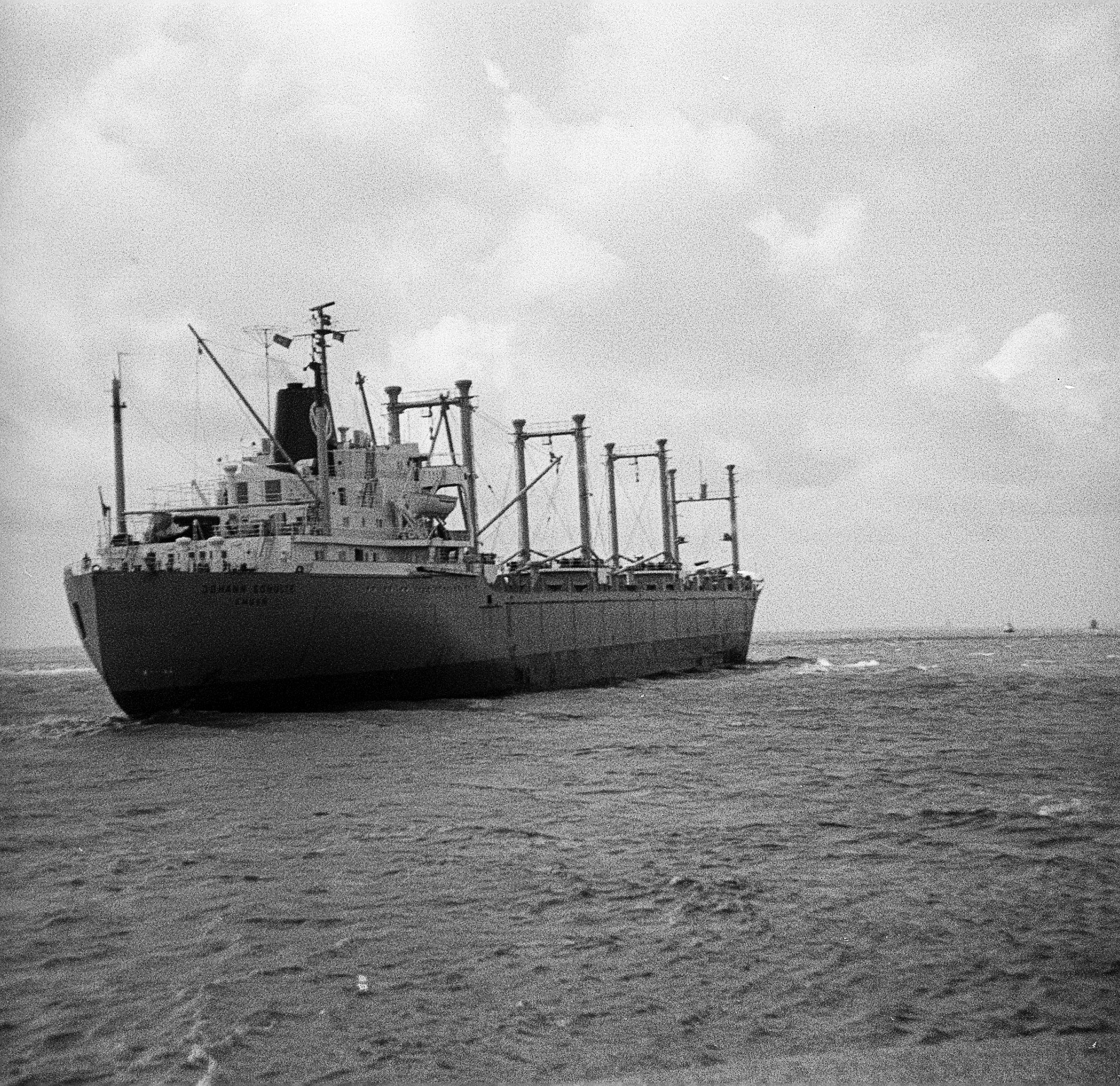 Foto von dem aus dem Hafen Emden in Richtung USA auslaufenden und Richtung Nordamerika in See stechenden Schiff JOHANN SCHULTE. 1967