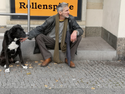 Farbfoto von Ralfs Hund Matschek und von Ralf Splettstößer. Im Oktober 2024. Fotograf: Erwin Thomasius.