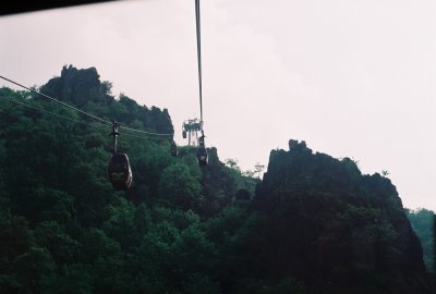 Farbphoto: Blick aus einer Seilbahnkabine der von Thale zum Hexentanzplatz im Harz fahrenden Seilbahn heraus mit Blick auf den Harz. Mai 2009.