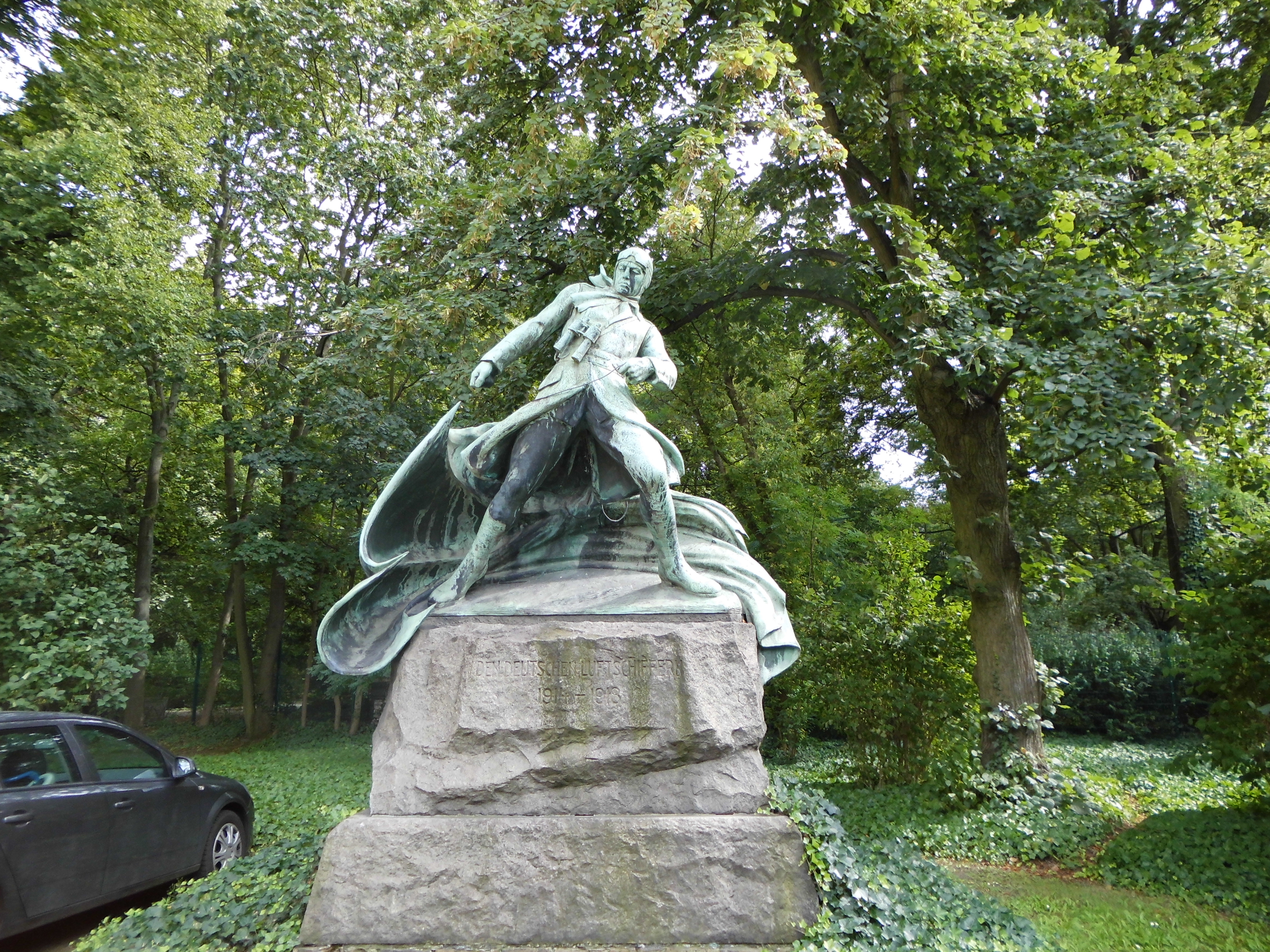 Farbfoto: Das Luftschifferdenkmal im Volkspark Hasenheide im August des Jahres 2016. Fotograf: Bernd Paepcke.