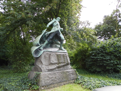 Farbfoto: Das Denkmal für die deutschen Luftschiffer im Ersten Weltkrieg von 1914 bis 1918 im Volkspark Hasenheide im August des Jahres 2014. Fotograf: Bernd Paepcke.