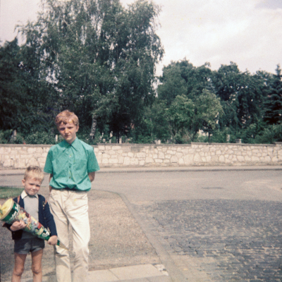 Ein Junge am Tage seiner Einschulung in die Erste Klasse an der Hohnsenschule in Hildesheim. In der Sprengerstraße/ Ecke Struckmannstraße in Hildesheim im Jahre 1967. Farbfoto.