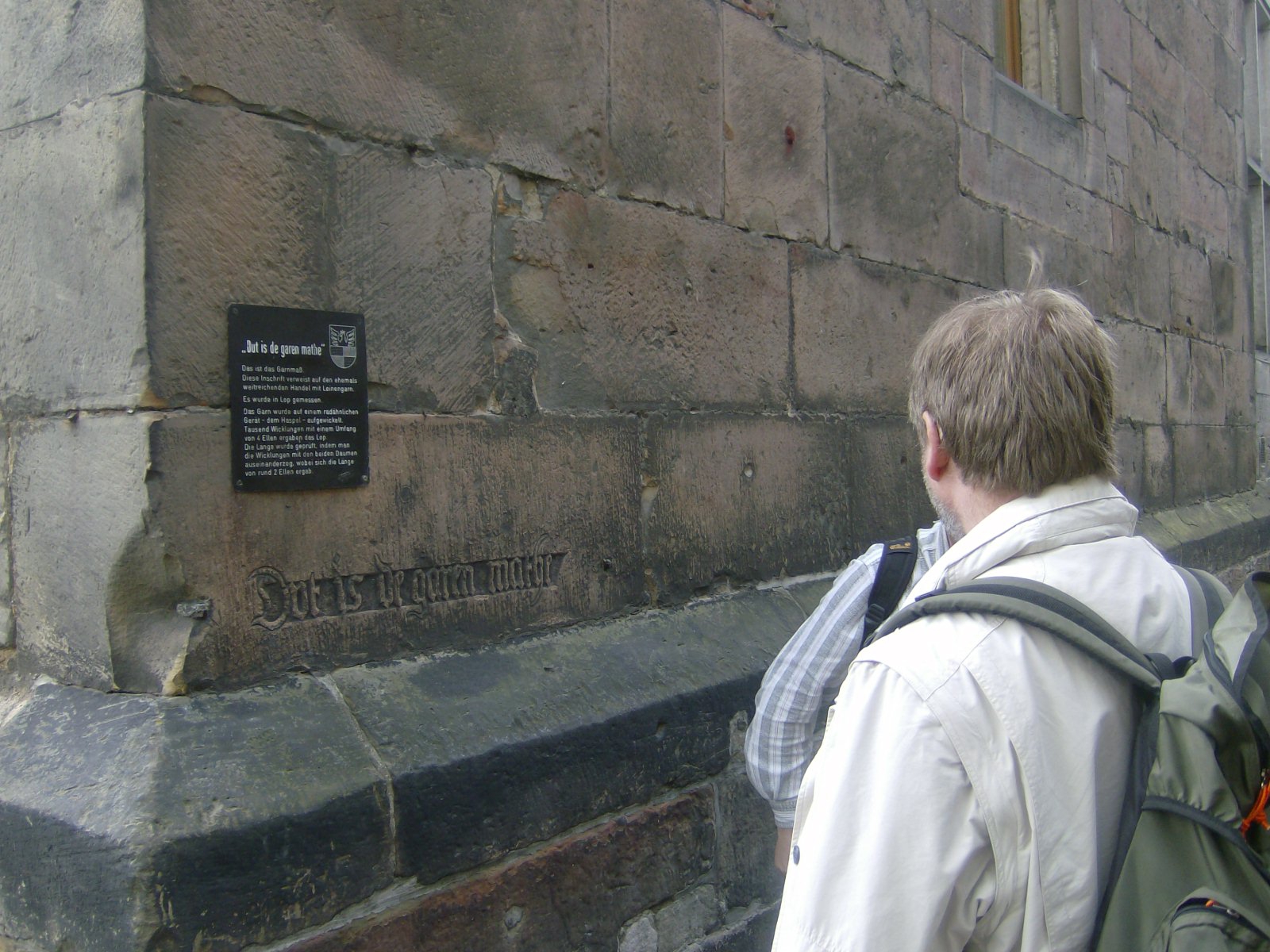 Das Hildesheimer Garnmaß am Hildesheimer Rathaus im Juni 2011. Fotograf: Ralp Ivert.