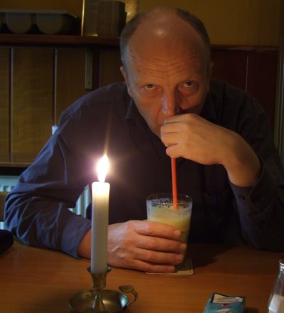 Erwin Thomasius im Novermber 2007 in einem Indischen Restaurant in Berlin beim Trinken von Mango-Lassi. Photograph: Kim Hartley.