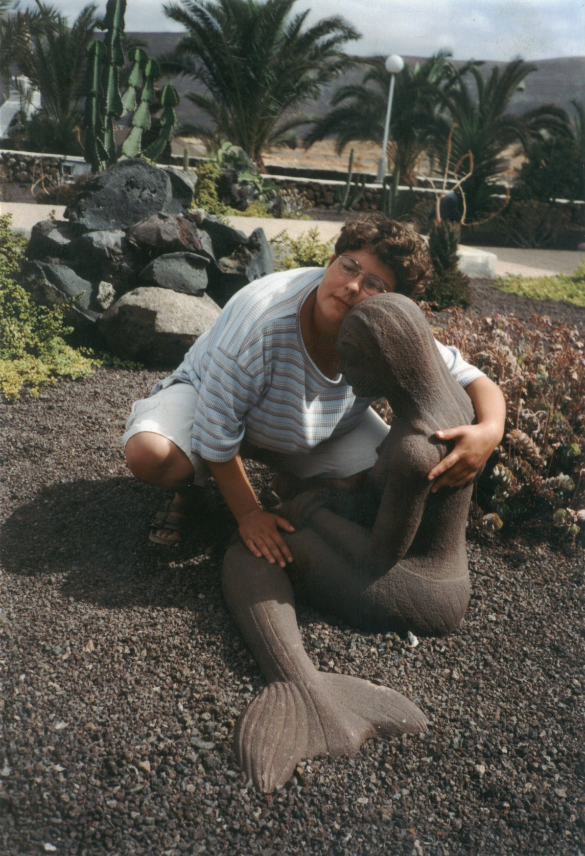 Photo von der von einem Bildhauer in Stein gehauenen Plastik einer Meerjungfrau und von Justyna aus Berlin. Auf der Insel Fuerteventura.