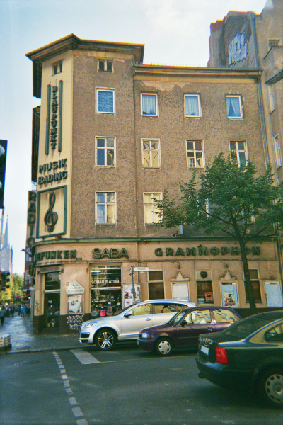 Farbfoto: Das Musikfachgeschäft MUSIK BADING in der Karl - Marx - Straße / Ecke Thomasstraße. Im Bezirk Neukölln in Berlin im Oktober des Jares 2014. Foto: Erwin Thomasius.