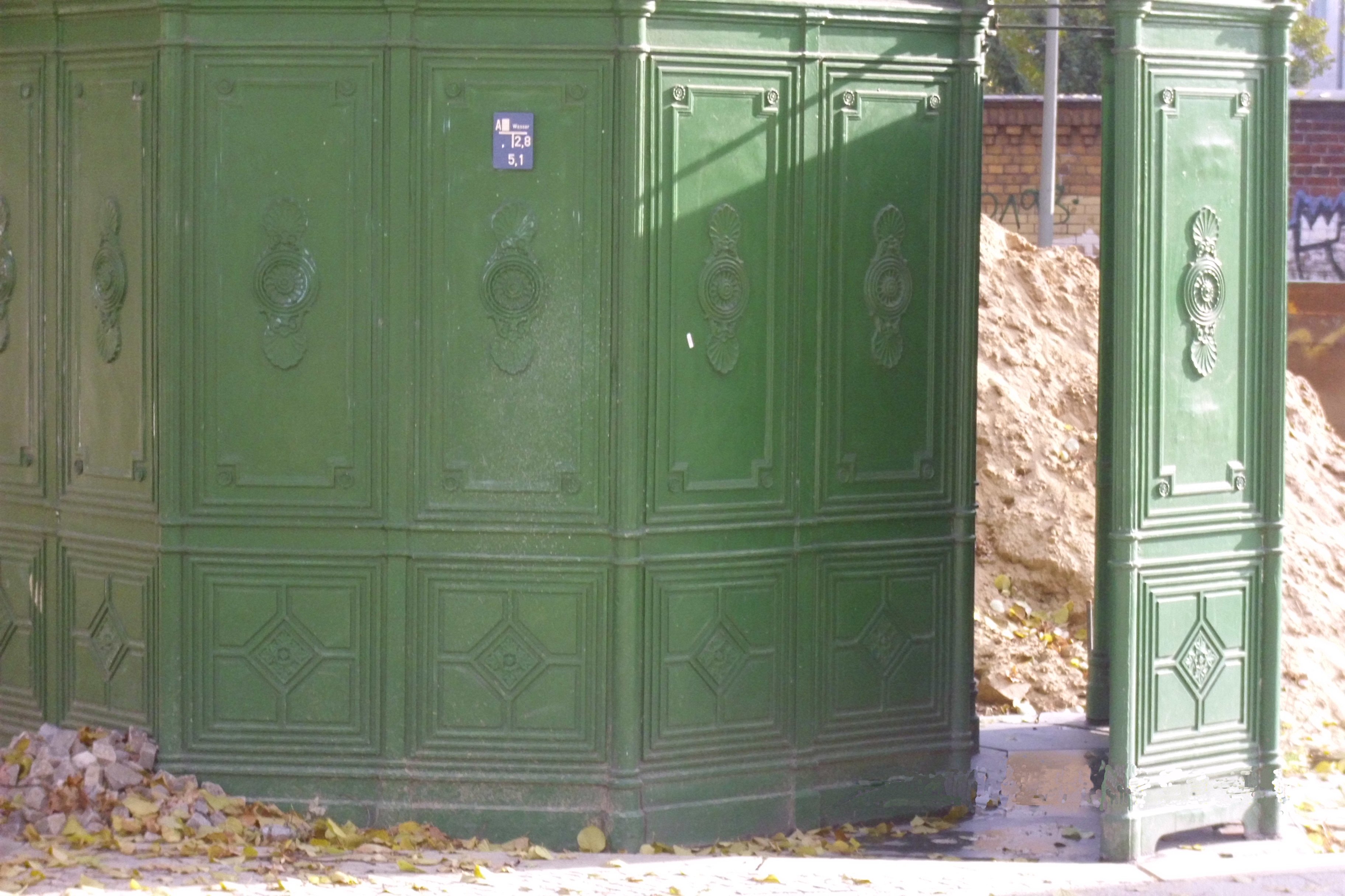 Farbfoto: Ein historisches Pissoir in Neukölln in der Karl-Marx-Straße im Oktober des Jahres 2010. Foto: Erwin Thomasius.