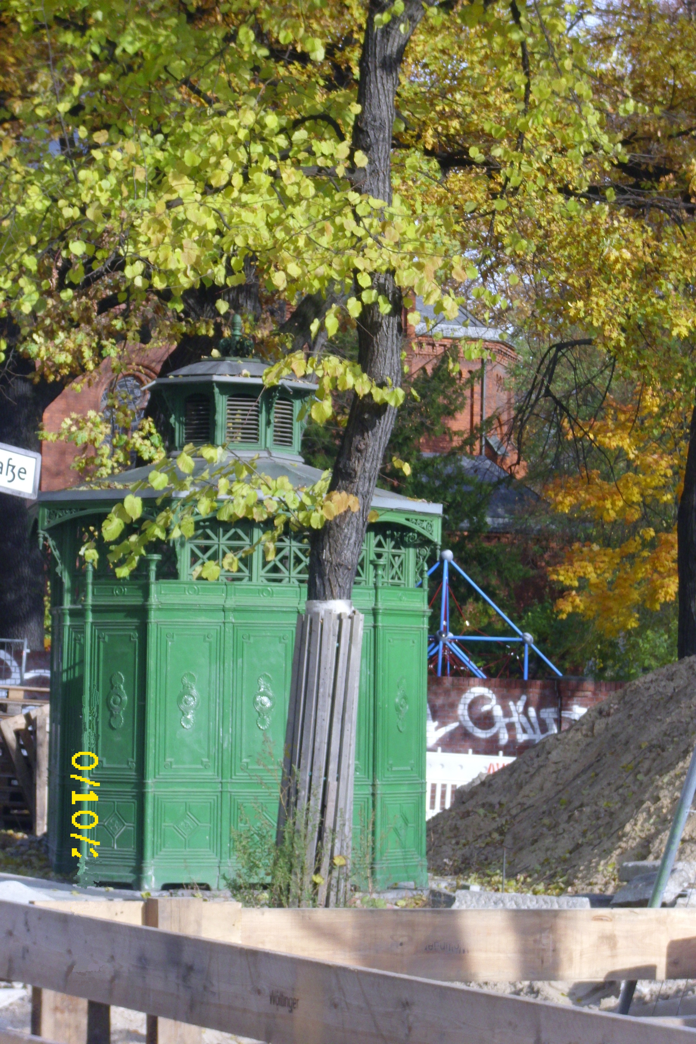 Farbfoto: Ein achteckiges Pissoir in der Karl-Marx-Straße/Ecke Kirchhofstraße im Bezirk Neukölln in Berlin im Oktober des Jahres 2010. Foto: Erwin Thomasius.