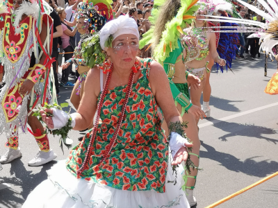 Farbfoto von der Samba-Gruppe SAPUCAIU NO SAMBA auf dem Umzug vom Karneval der Kulturen auf der Straße Hasenheide in Berlin am 28. Mai 2023. Fotograf: Erwin Thomasius.