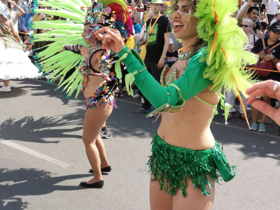 Farbfoto von Samba auf dem Umzug vom Karneval der Kulturen auf der Straße Hasenheide in Berlin am 28. Mai 2023. Fotograf: Erwin Thomasius.