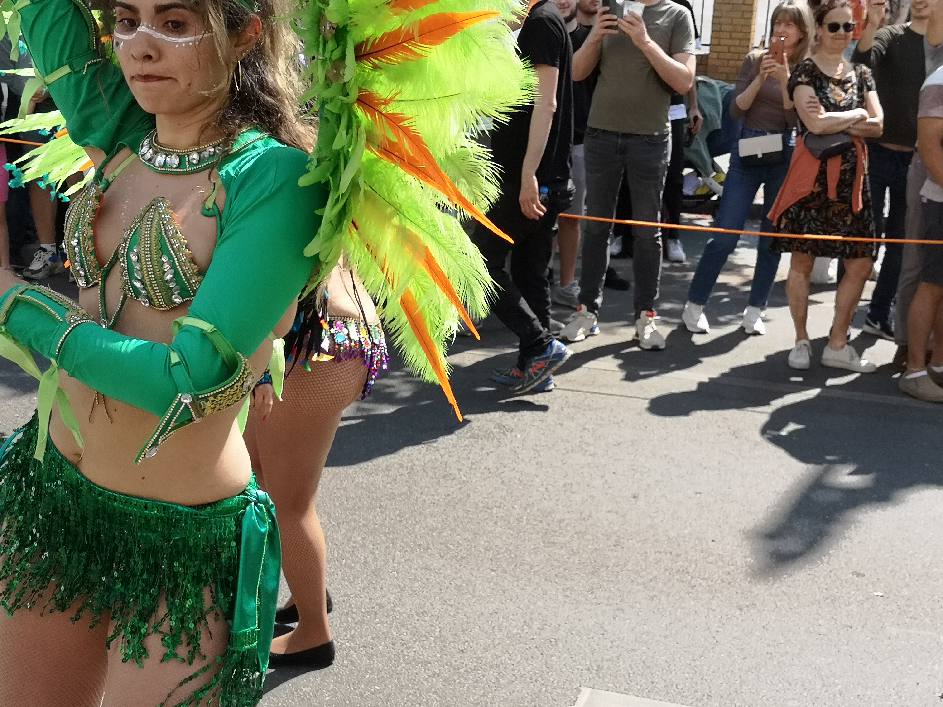 Foto von Samba beim Umzug vom Karneval der Kulturen am 28. Mai 2023 in Kreuzberg und in Neukölln in Berlin. Fotograf: Erwin Thomasius.