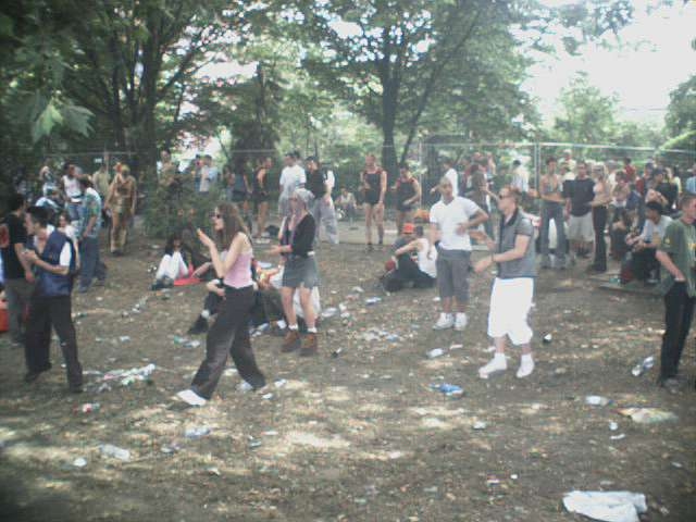 Photo aus dem Tiergarten in Berlin während der Loveparade am 21.07.2001