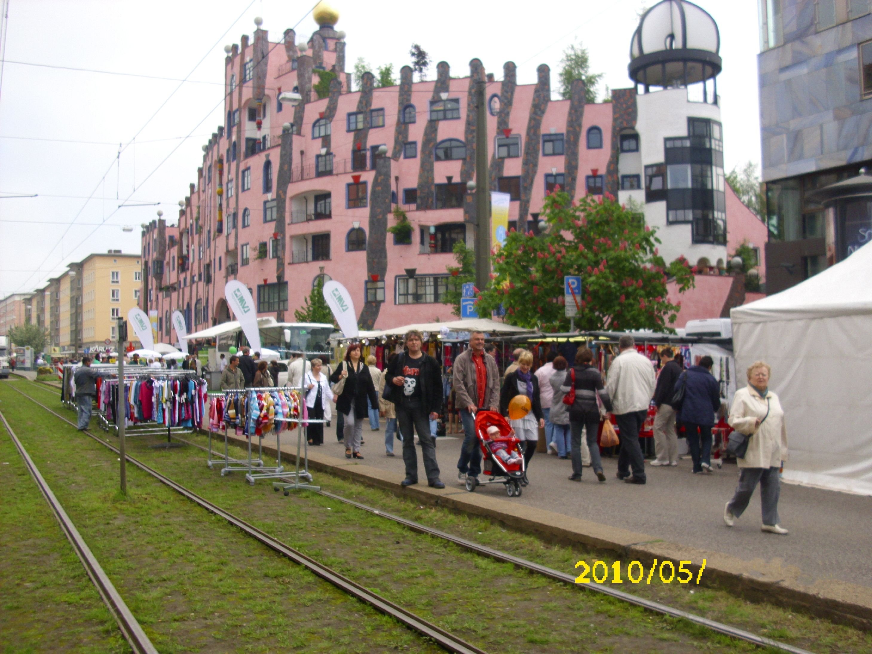 Farbfoto: Kim Hartley aus Neukölln in Berlin vor dem Hundertwasserhaus in Magdeburg am Pfingstsonntag im Jahre 2010. Foto: Erwin Thomasius.