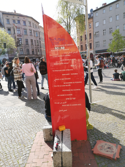 Das Rio Reiser - Gedenkzeichen auf dem Rio-Reiser-Platz in Kreuzberg. Am 1. Mai im Jahre 2023. Fotograf: Erwin Thomasius.