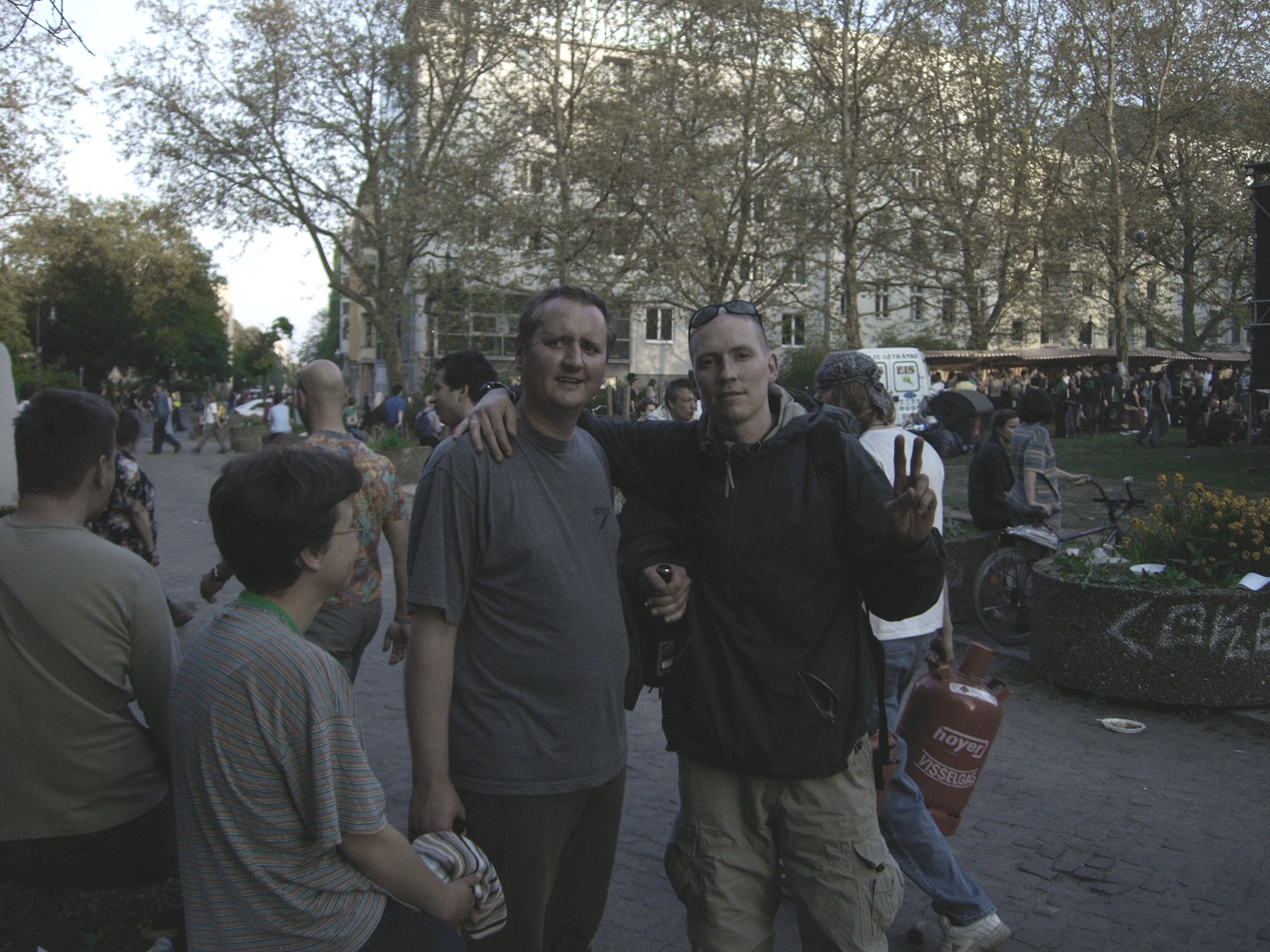 Auf dem Mariannenplatz in Kreuzberg in Berlin am ersten Mai 2005. Photo: Kim Hartley.