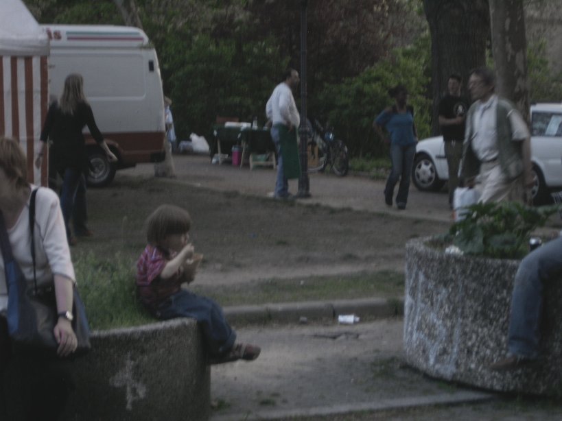 Am ersten Mai 2005 auf dem Mariannenplatz in Kreuzberg in Berlin. Photo: Kim Hartley.