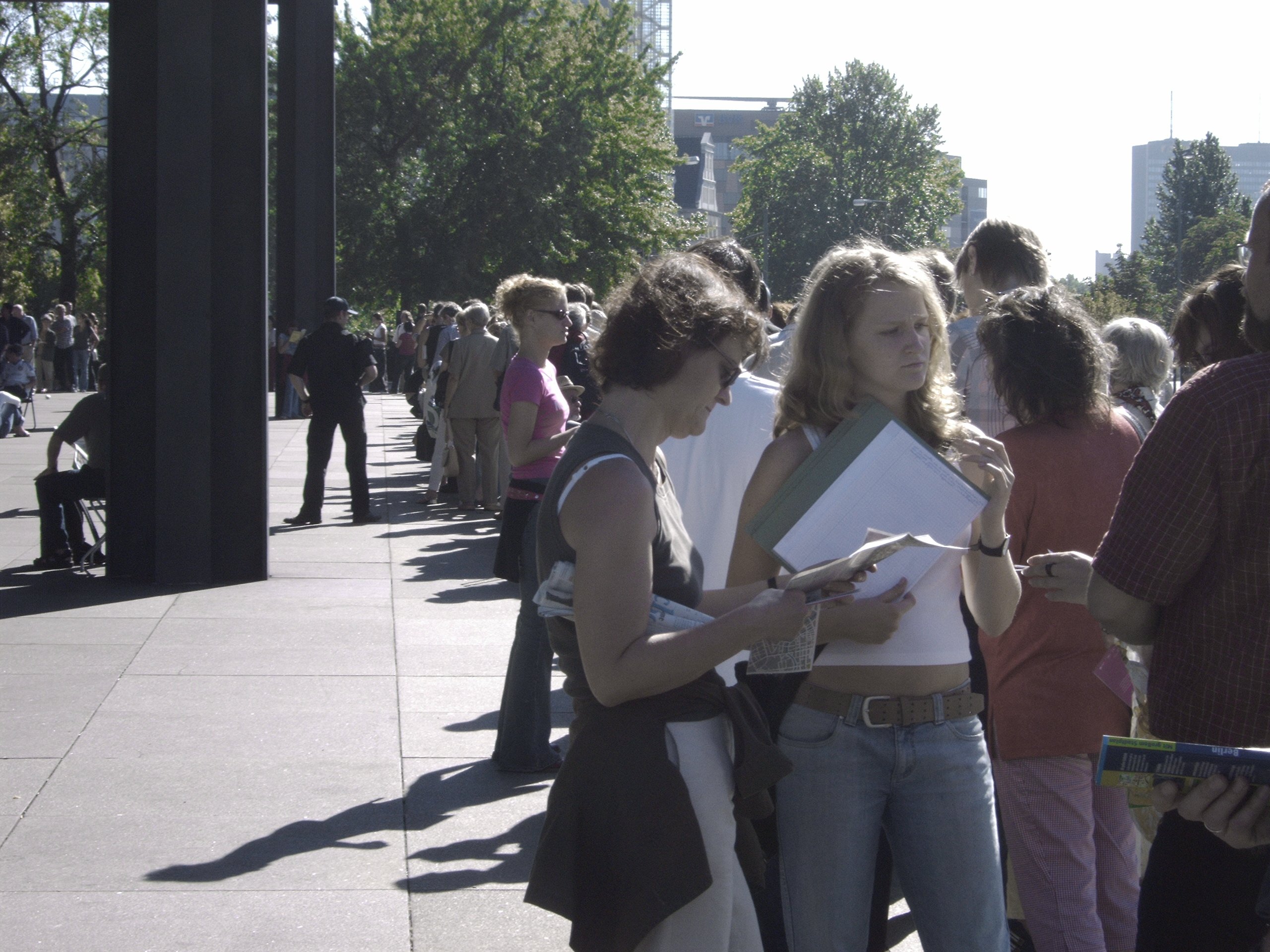 In der Schlange vor der Kunstausstellung MoMA in Berlin im September 2004. Photo: Kim Hartley.