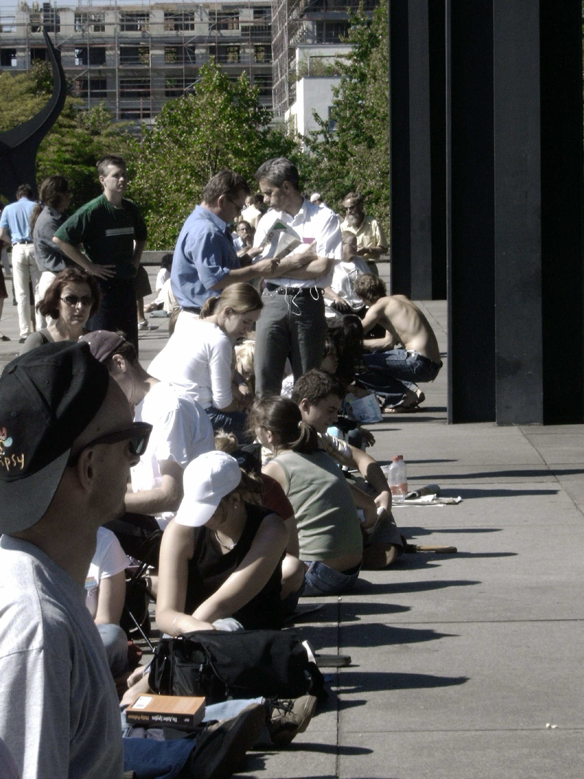 In der Schlange um die Neue Nationalgalerie in Berlin waehrend der Kunstausstellung Das MoMA in Berlin im September 2004. Photo: Kim Hartley.