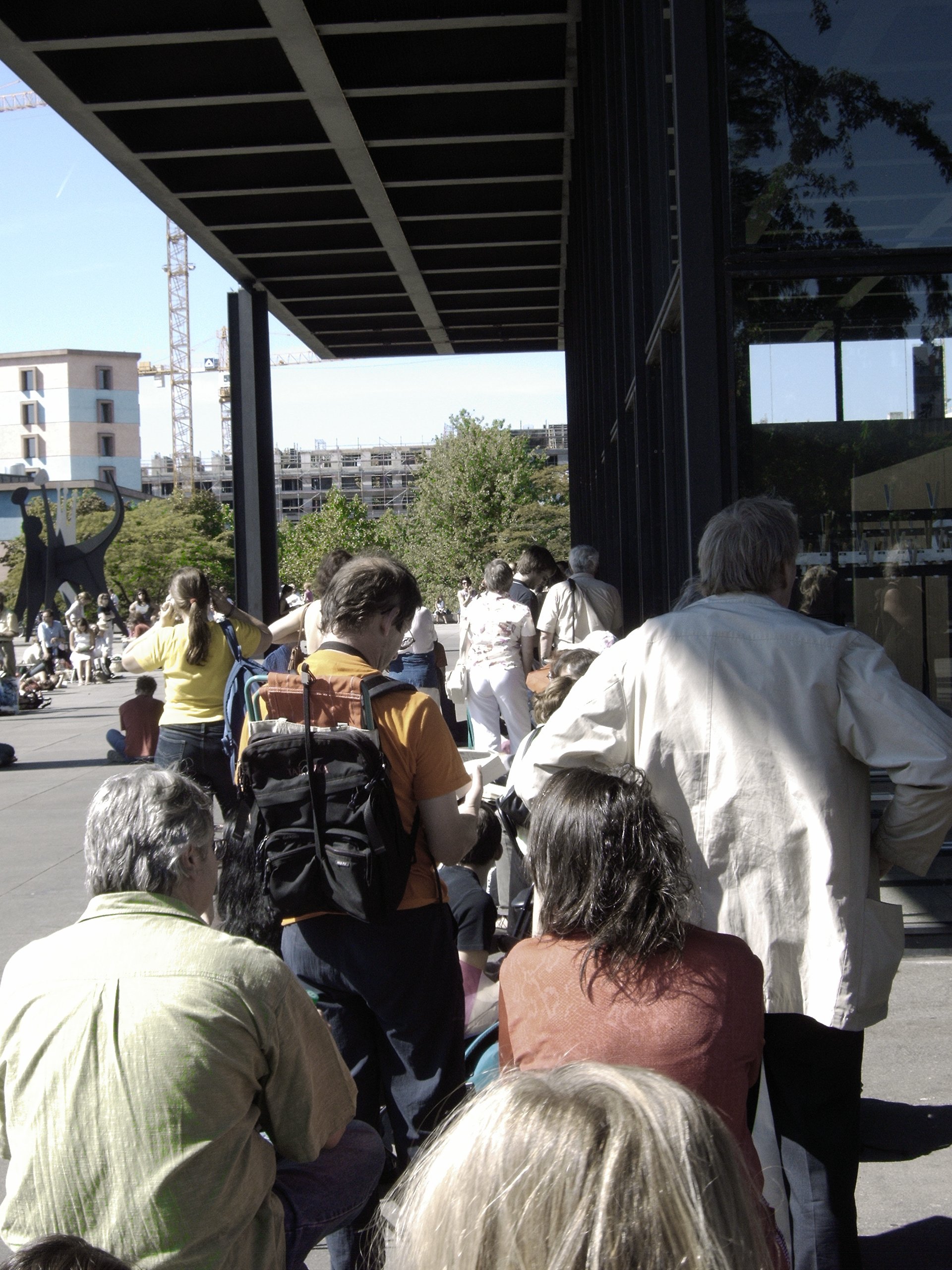 In der Schlange um die Neue Nationalgalerie in Berlin waehrend der Kunstausstellung Das MoMA in Berlin im September 2004. Photo: Kim Hartley.