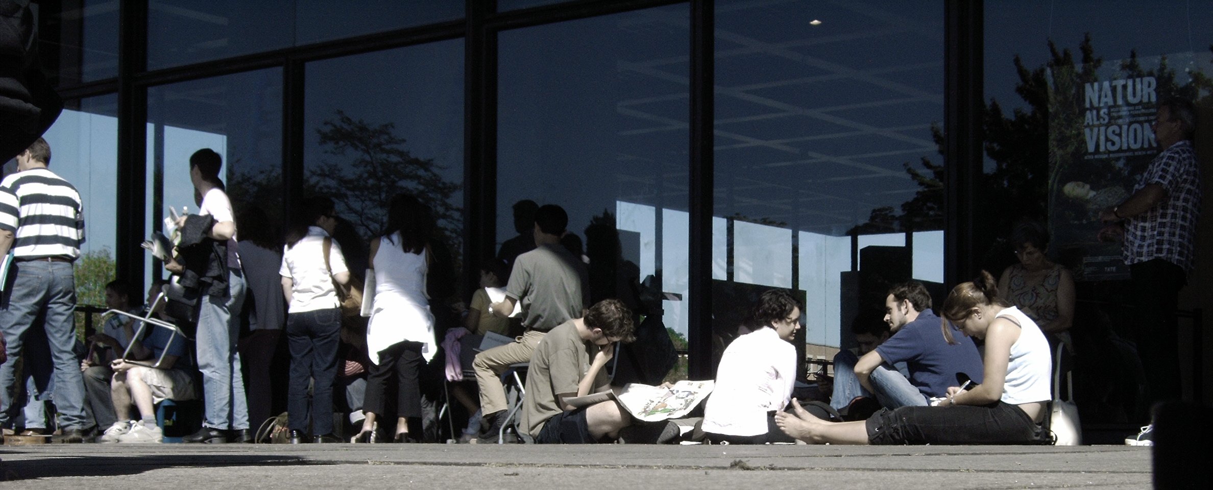 In der Schlange vor der Kunstausstellung MoMA in Berlin im September 2004. Photo: Kim Hartley.