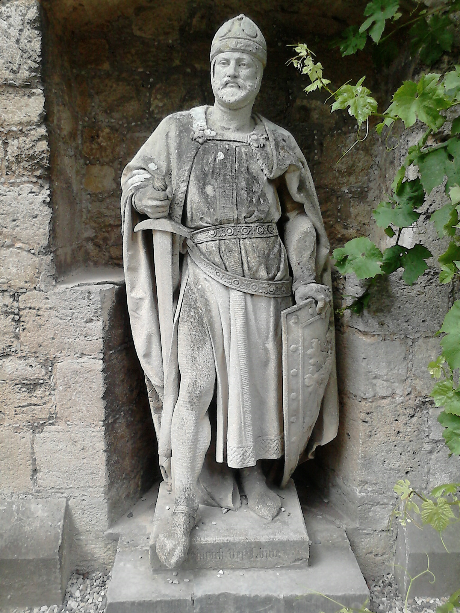 Farbfoto: Die von dem österreichischen Bildhauer Heinrich Natter geschaffene Statue von Heinrich der Löwe in dem Innenhof von dem Schloss Marienburg bei Nordstemmen am Sonntag, dem 15. Juni im Jahre 2014. Fotograf: R.I.