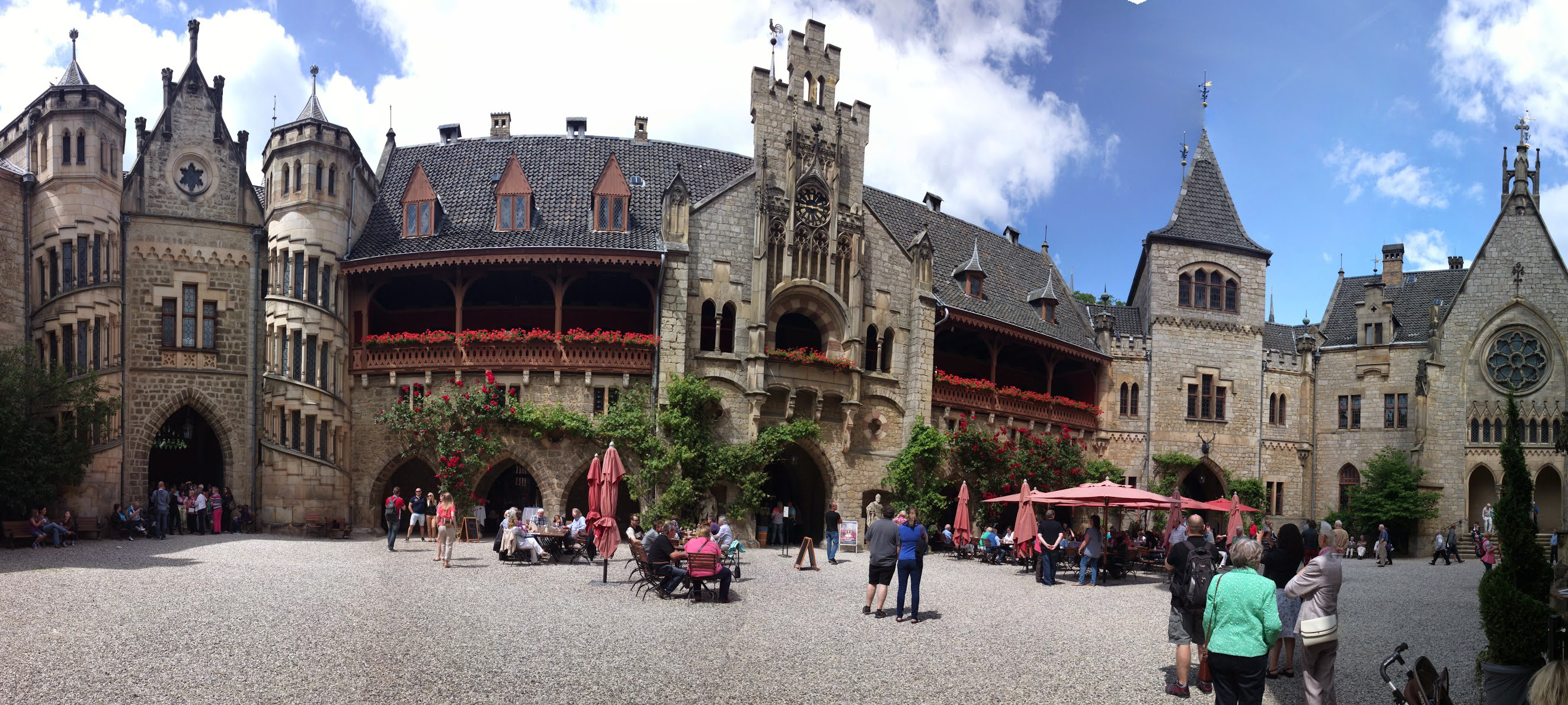 Farbfoto: Der Schlossinnnhof von dem Schloss Marienburg bei Nordstemmen im Jahre 2014. Fotograf: Kim Hartley.