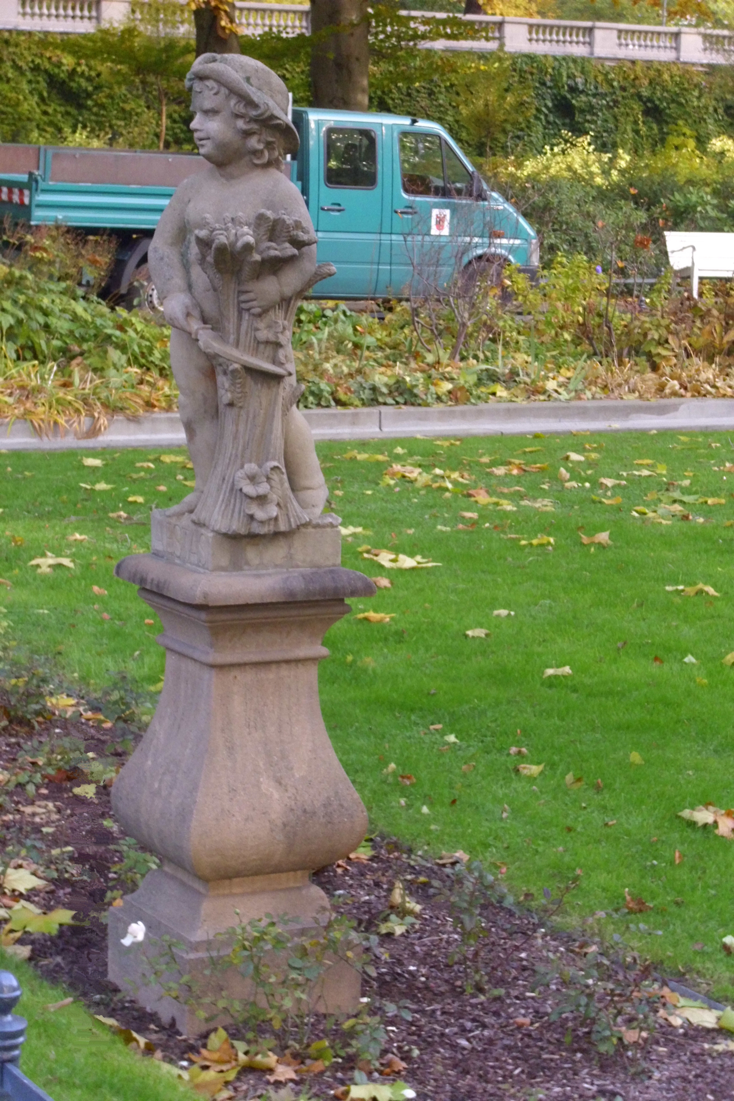 Farbfoto: Die den Sommer darstellende Statue im Körnerpark im Bezirk Neukölln in Berlin im Oktober 2010. Foto: Erwin Thomasius.