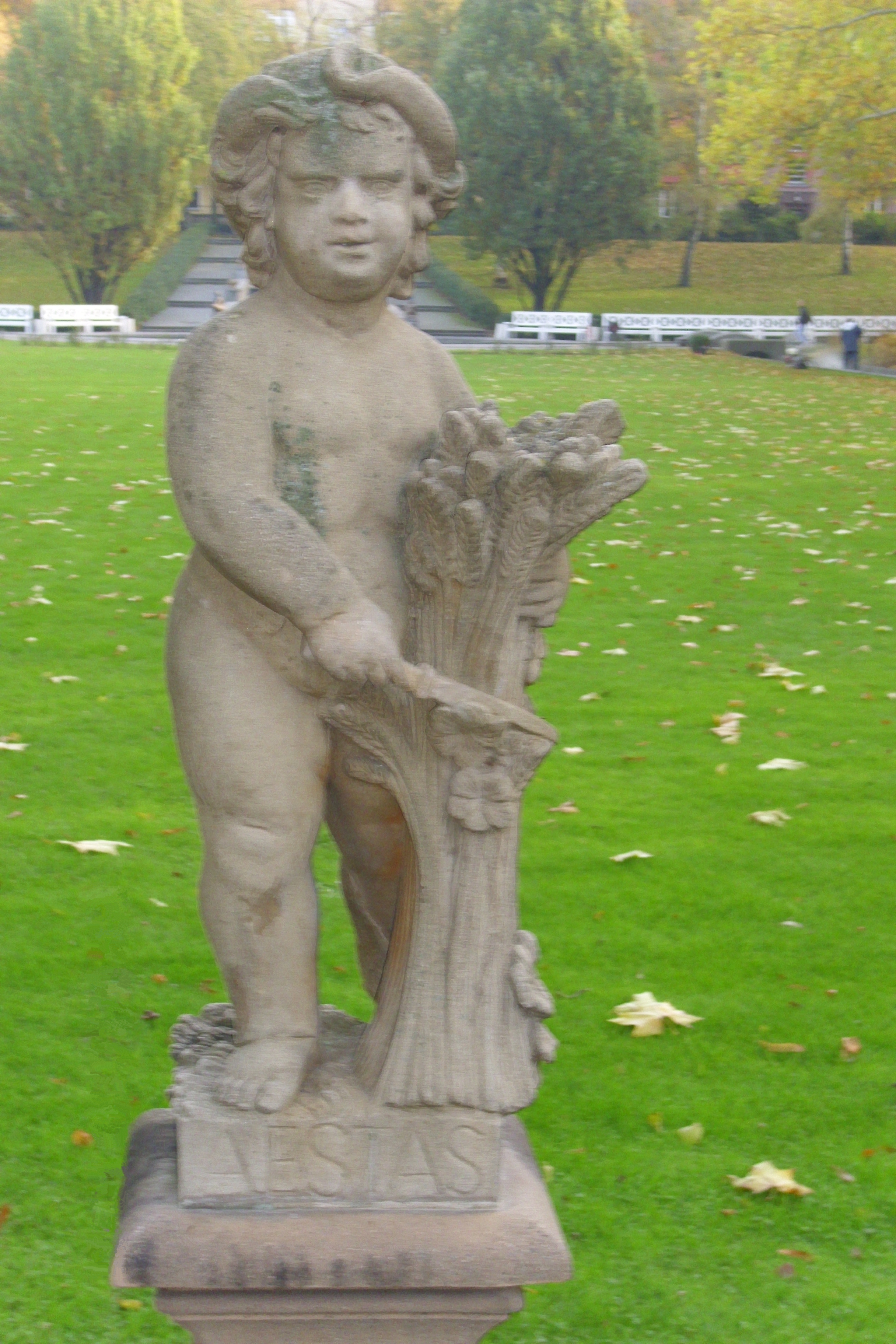 Farbfoto: Eine den Sommer darstellende Statue im Körnerpark im Bezirk Neukölln in Berlin im Oktober 2010. Foto: Erwin Thomasius.