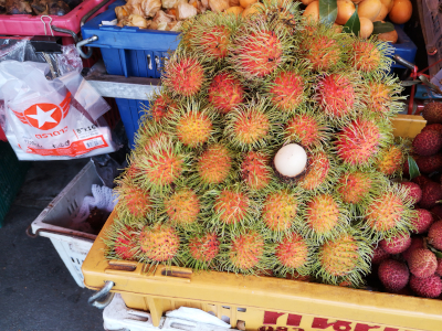 Foto von Rambutan-Früchten auf einem Markt in Thailand. Im April des Jahres 2025. Fotograf: Erwin Thomasius.