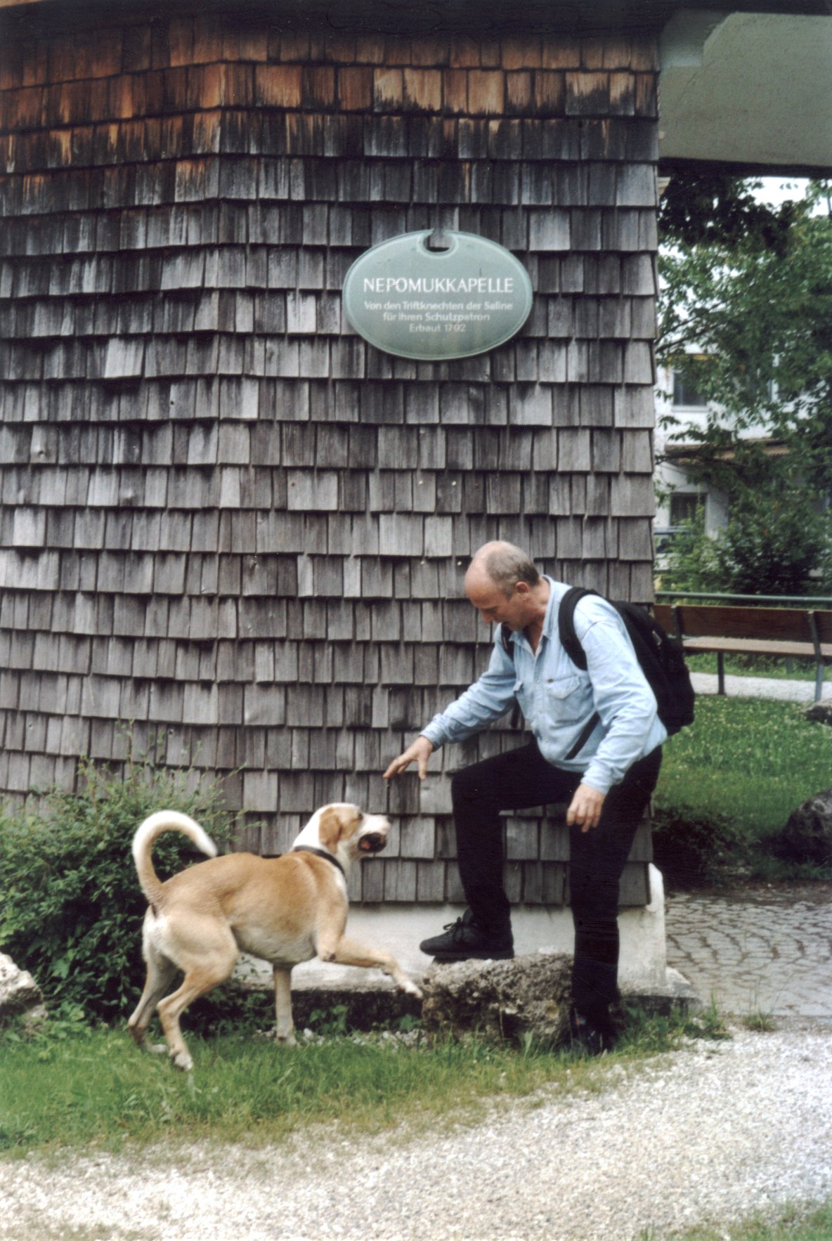 Ralf Splettstößers Hund Ganesh und Erwin Thomasius vor der Nepomukkapelle in Traunstein in Bayern im Juli 2006. Photo: Ralf Splettstößer