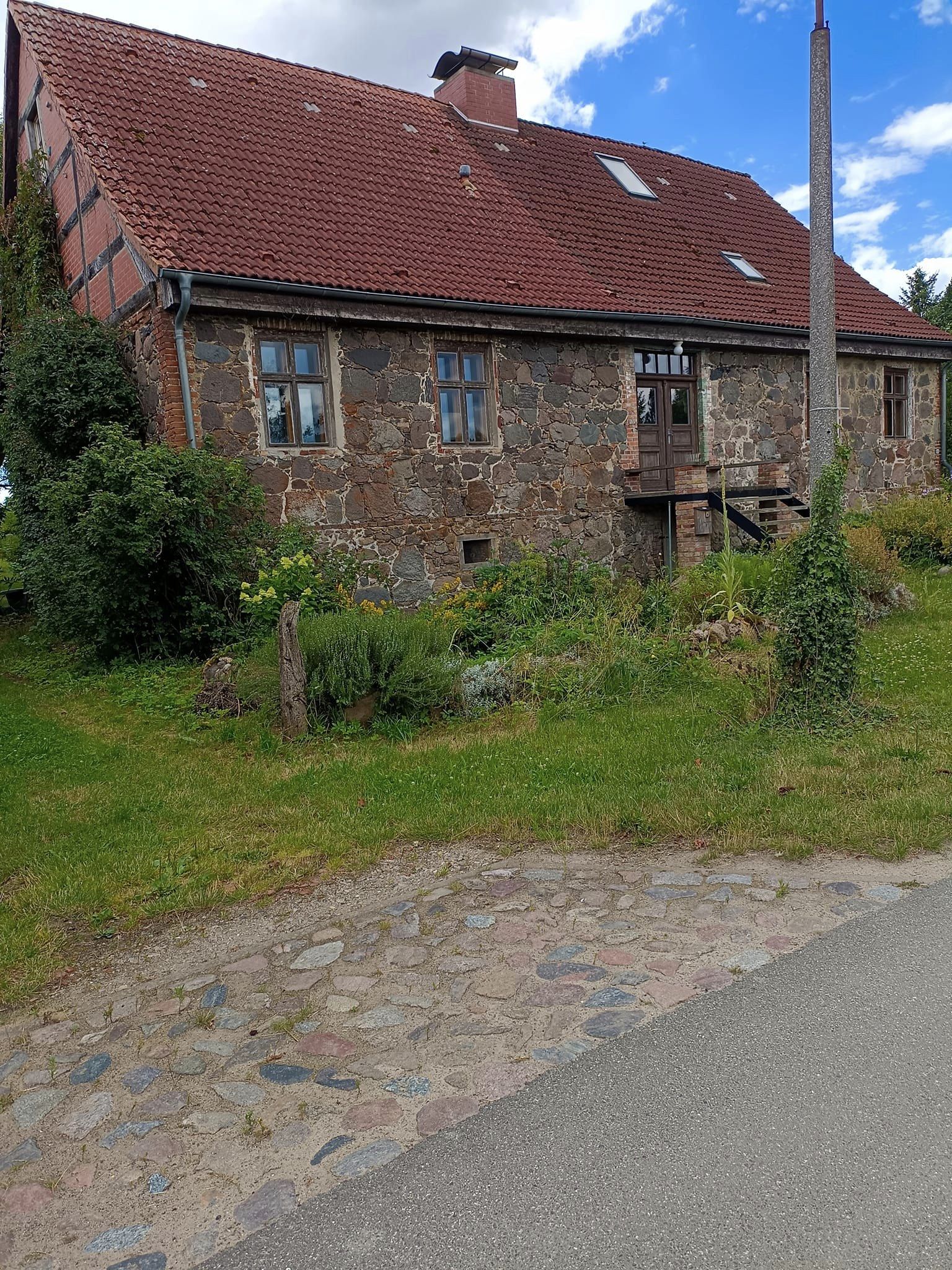 Farbfoto: Traditionelles Maurerhandwerk in der Uckermark Foto: Ralf Splettstoesser.