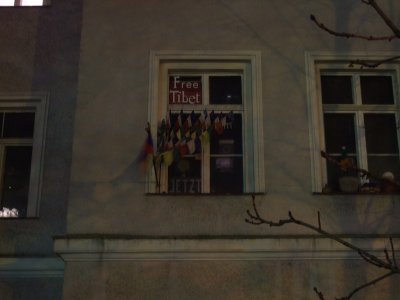 Farbphoto von der Forderung Free Tibet JETZT in einem Fenster in dem Berliner Kulturzentrum RAW in der Revaler Straße in Friedrichshain in einer Novembernacht im Jahr 2007. Photo: Kim Hartley.