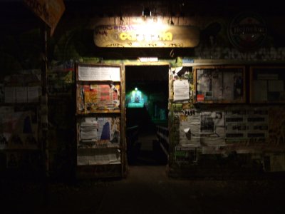 Farbphoto: Blick auf einen Eingang in das Friedrichshainer Kulturzentrum RAW-Tempel von der Revaler Straße aus im November 2007 bei Nacht. Photograph: Kim Hartley.