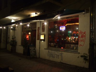 Farbphoto von einer Bar in der Simon-Dach-Straße in Friedrichshain in Berlin in einer Nacht im November 2007. Photo: Kim Hartley.