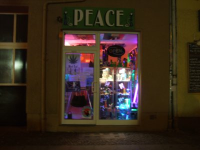 Farbphoto vom Schaufenster vom Headshop PEACE in der Simon-Dach-Straße in Friedrichshain in Berlin in einer Nacht im November 2007. Photograph: Kim Hartley.