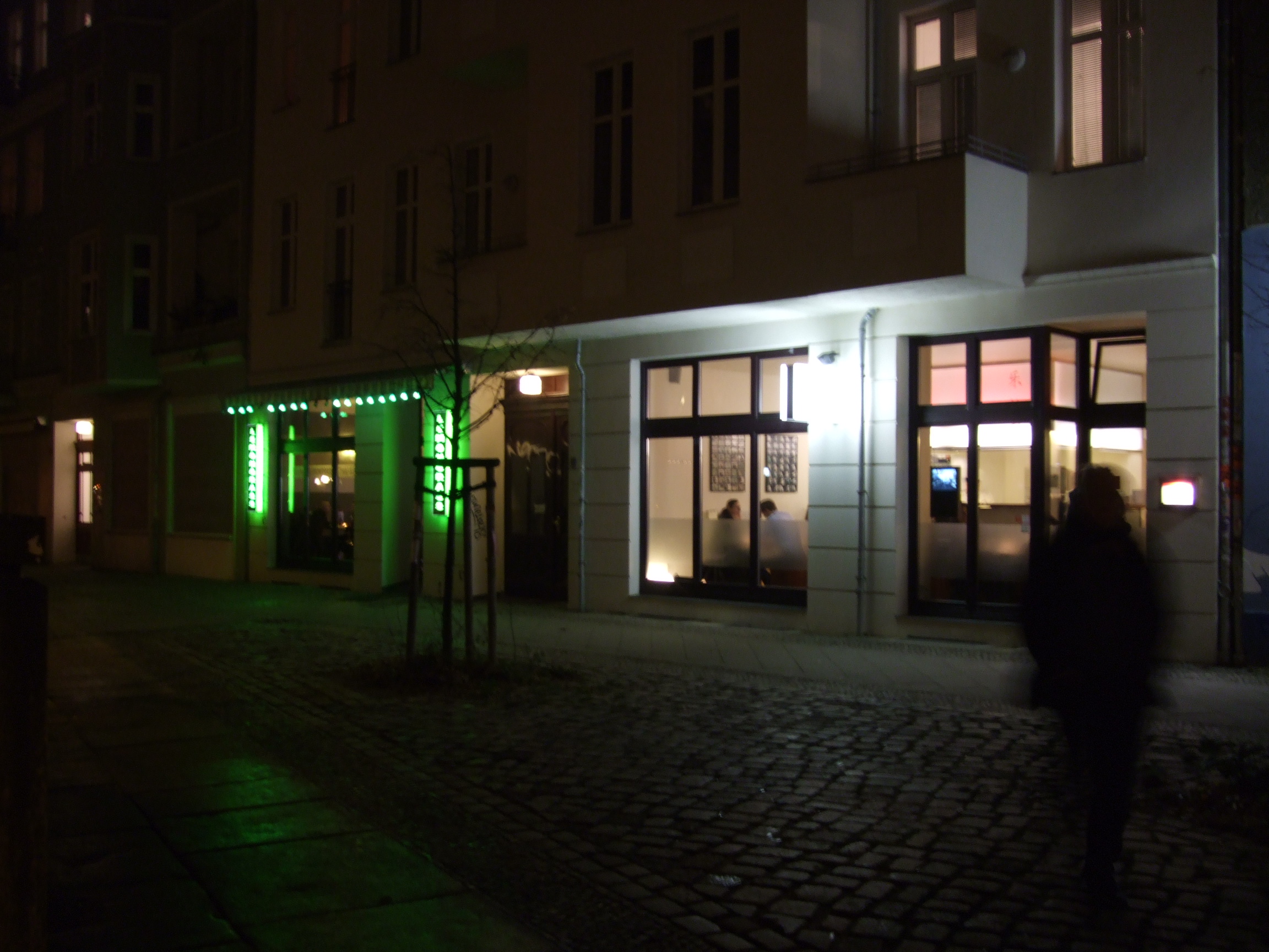 Farbphoto von der Simon-Dach-Straße in Friedrichshain in Berlin in einer Nacht im November 2007. Photo: Kim Hartley.