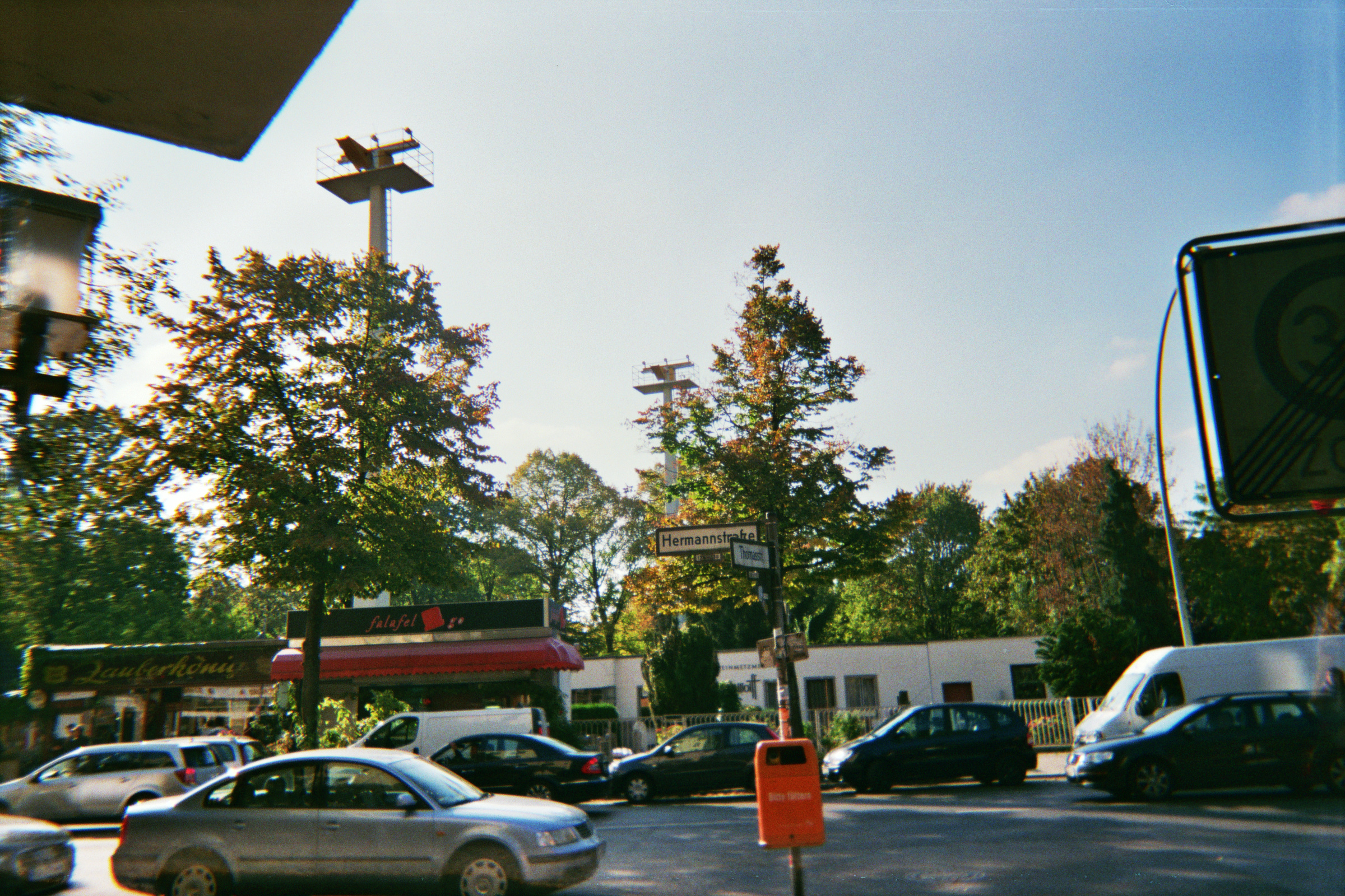 Farbfoto: Blick von der Thomasstrasse aus auf die Hermannstraße und auf zwei Masten der Anflugbefeuerung für den Flughafen Tempelhof. Im Bezirk Neukölln in Berlin im Oktober des Jahres 2014. Foto: Erwin Thomasius. Im Bezirk Neukölln in Berlin im Oktober des Jares 2014. Foto: Erwin Thomasius.