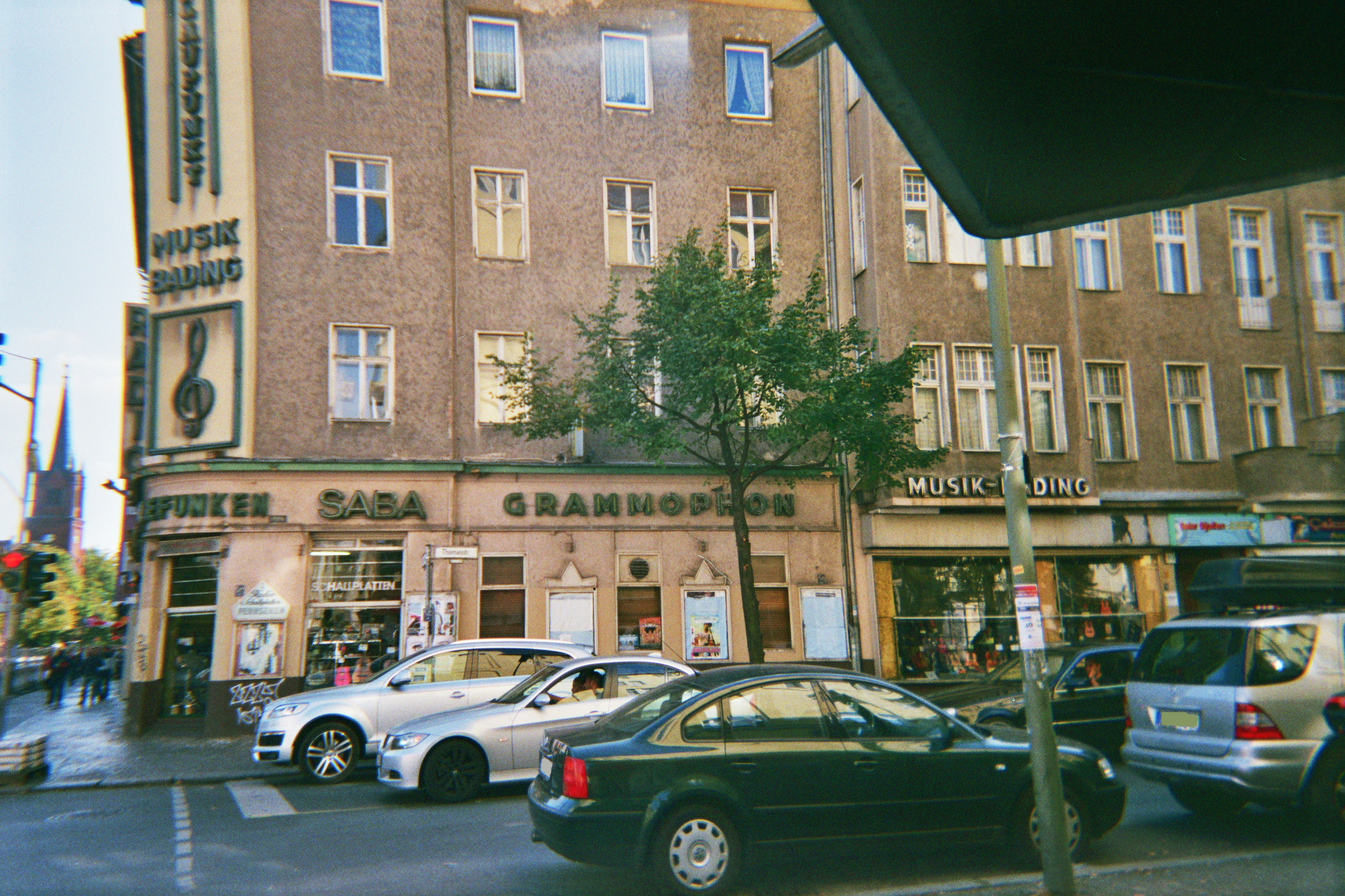 Farbfoto: Das Musikfachgeschäft MUSIK BADING in der Thomasstraße / Ecke Karl - Marx - Straße. Im Bezirk Neukölln in Berlin im Oktober des Jares 2014. Foto: Erwin Thomasius.