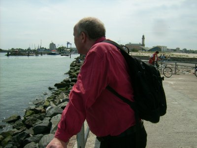 Farbphoto: Erwin Thomasius betrachtet von der Mole in Warnemünde aus das Meer. Warnemünde im Juni 2009. Photograph: Bernd Paepcke.