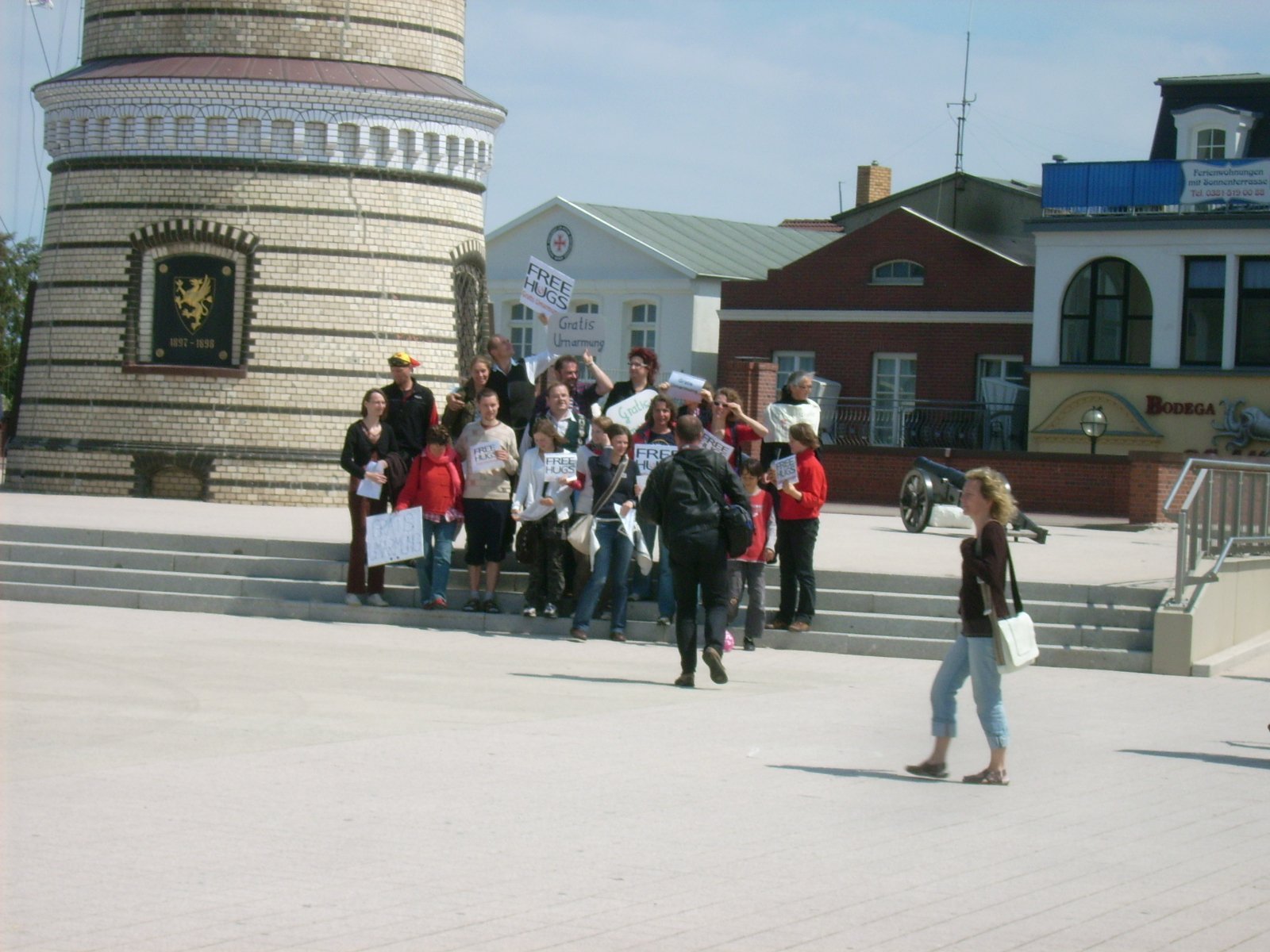 Farbphoto: Vor dem Leuchtturm in Warnemünde bieten zahlreiche Menschen free hugs an. Im Juni 2009. Photograph: Bernd Paepcke.