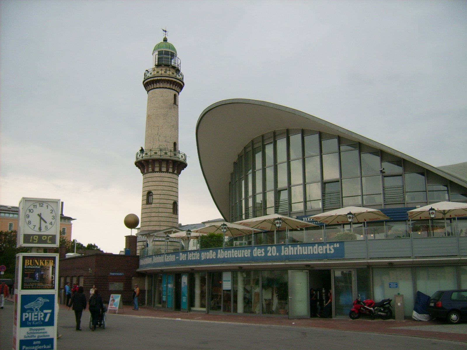 Farbphoto: Blick auf den Leuchtturm in Warnemünde. Im Juni 2009. Photograph: Bernd Paepcke.