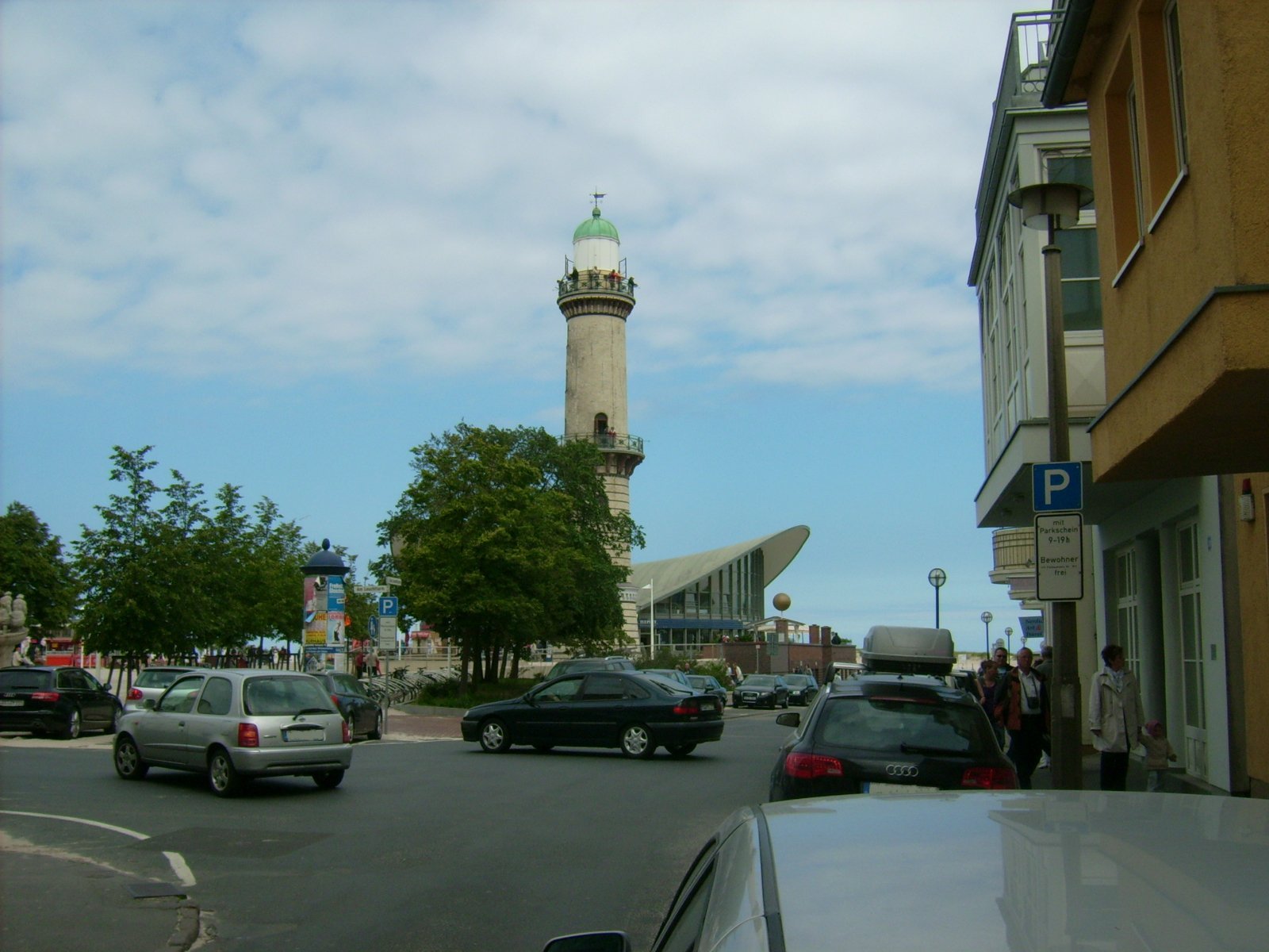 Farbphoto: Blick auf den Leuchtturm in Warnemünde. Im Juni 2009. Photograph: Bernd Paepcke.