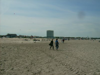 Farbphoto: Blick auf den Sandstrand in Warnemünde. Juni 2009. Photograph: Bernd Paepcke.