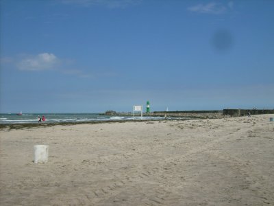 Farbphoto: Blick auf den Sandstrand von Warnemünde, auf die Ostsee und auf die Mole von Warnemünde. Juni 2009. Photograph: Bernd Paepcke.