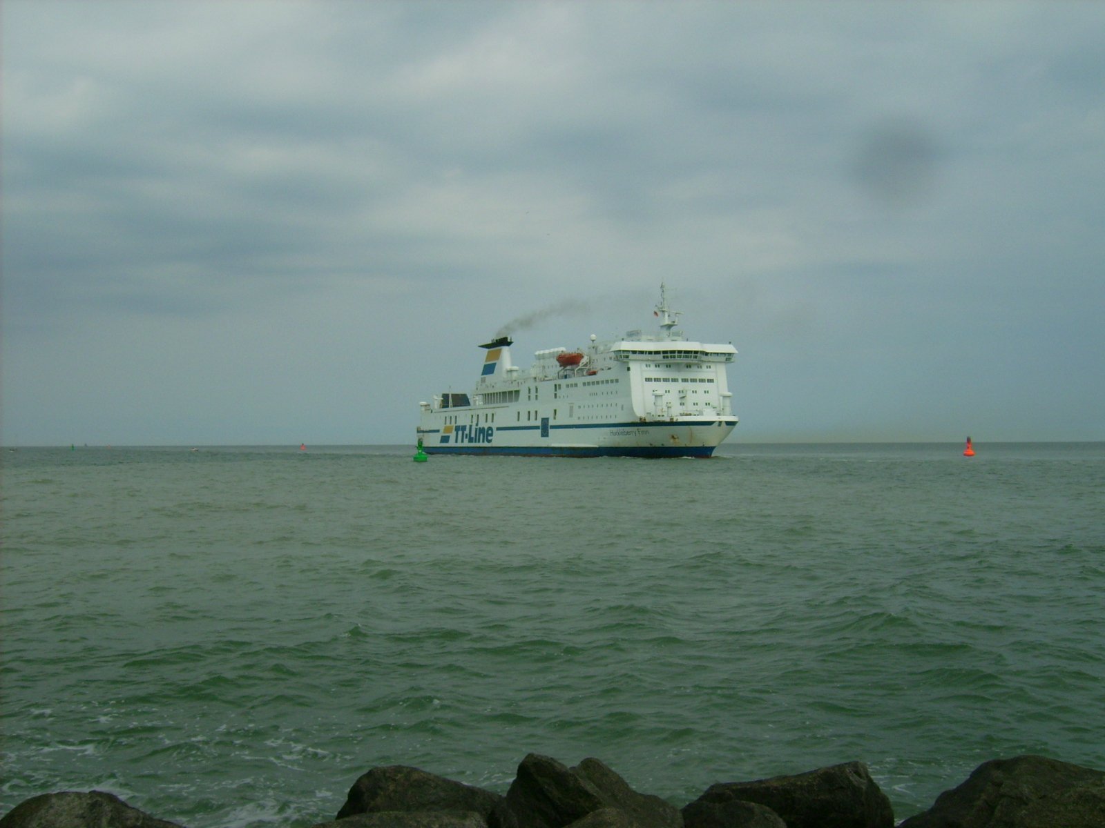 Farbphoto: Blick von der Mole in Warnemünde aus auf die aus Trelleborg auf den Hafen von Warnemünde zufahrende Fähre HUCKLEBERRY FINN. Juni 2009. Photograph: Berd Paepcke.