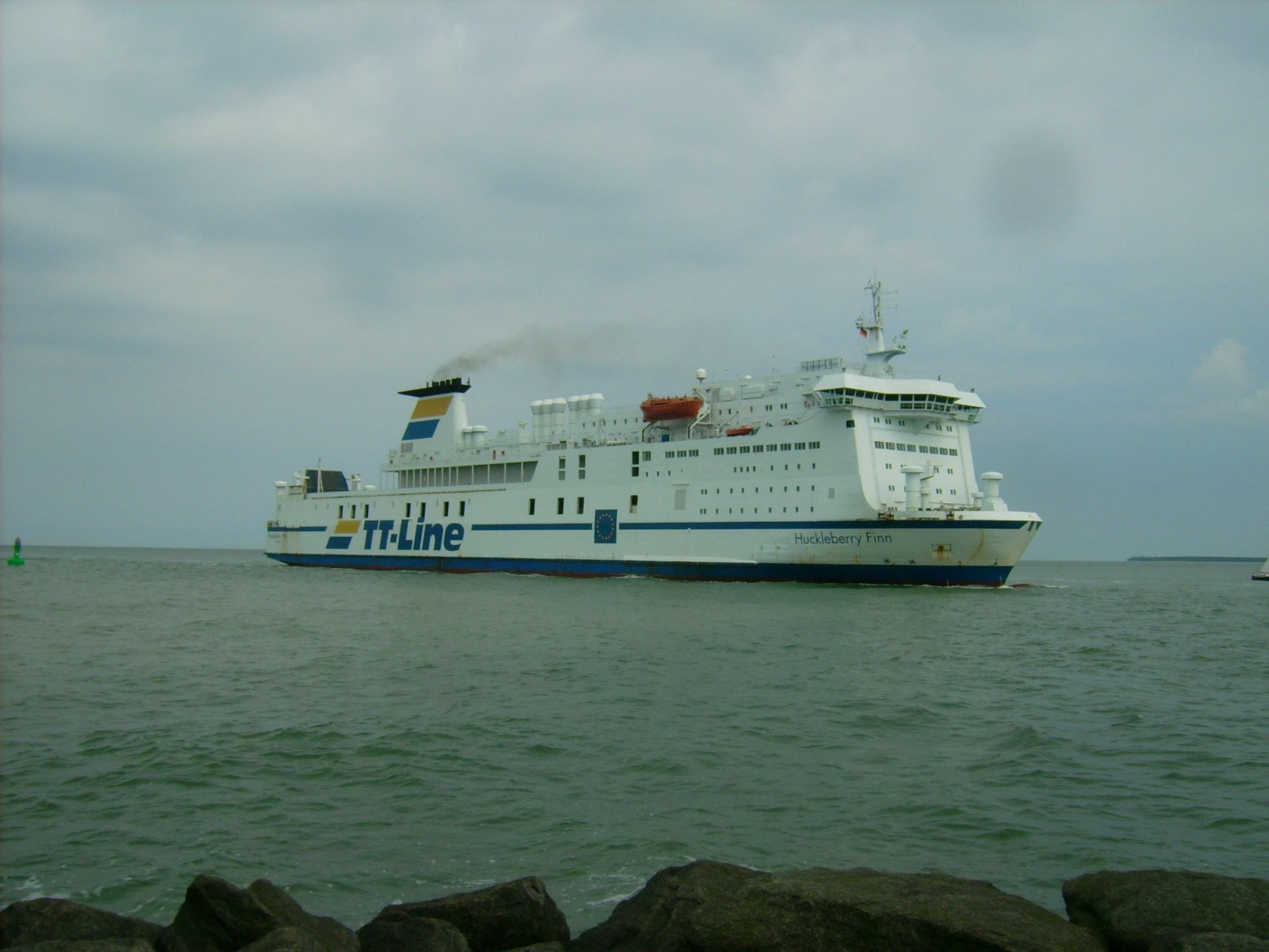 Farbphoto: Die Fähre HUCKLEBERRY FINN fährt auf den Hafen von Warnemünde zu. Juni 2009. Photograph: Bernd Paepcke.