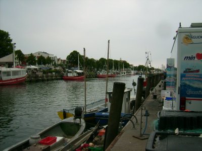 Farbfoto: Blick vom Fischmarkt aus auf den Alten Strom in Warnemünde im Juni 2009. Fotograf: Bernd Paepcke